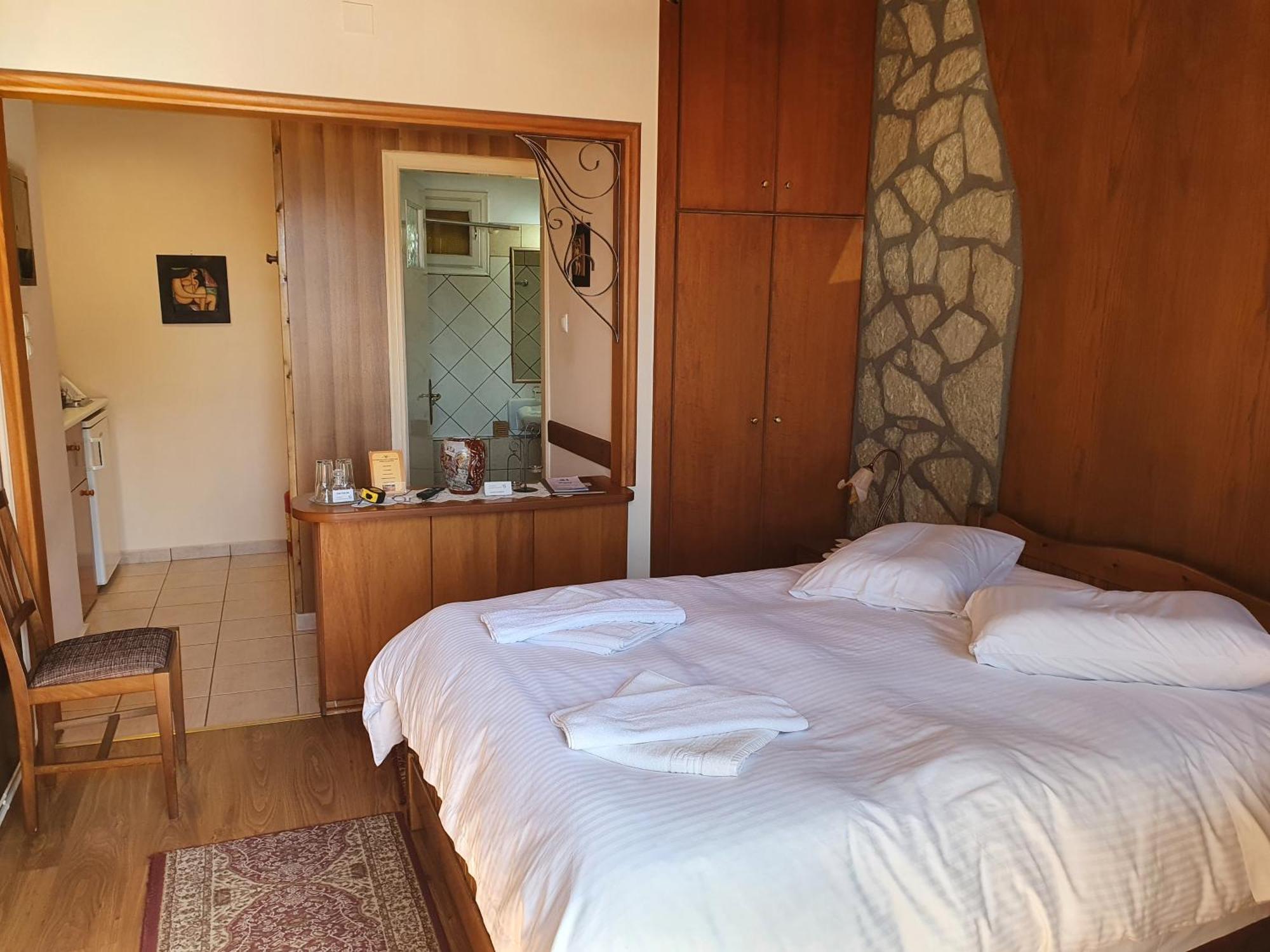 Semeli Guesthouse Karpenísion Екстериор снимка