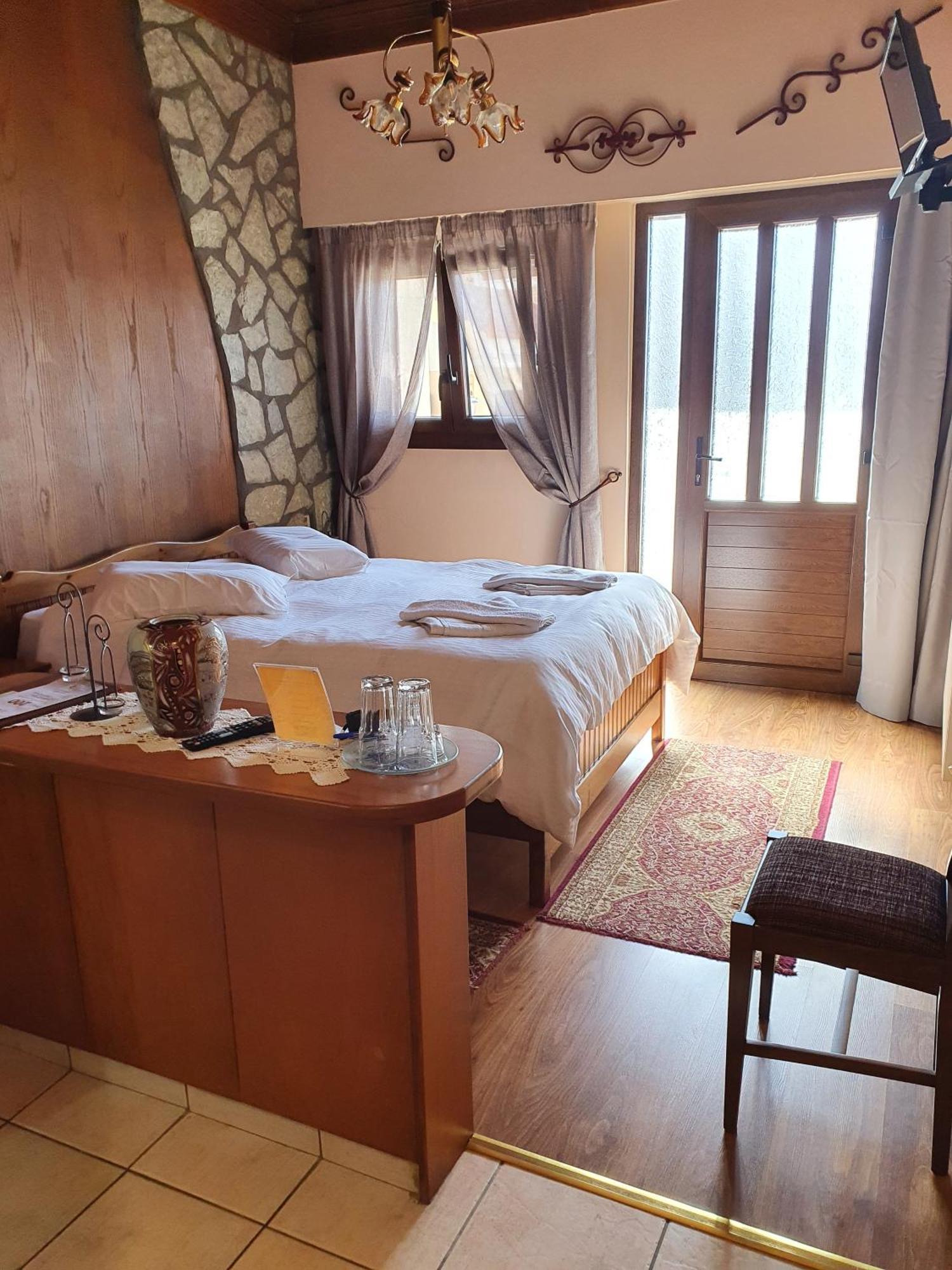 Semeli Guesthouse Karpenísion Екстериор снимка